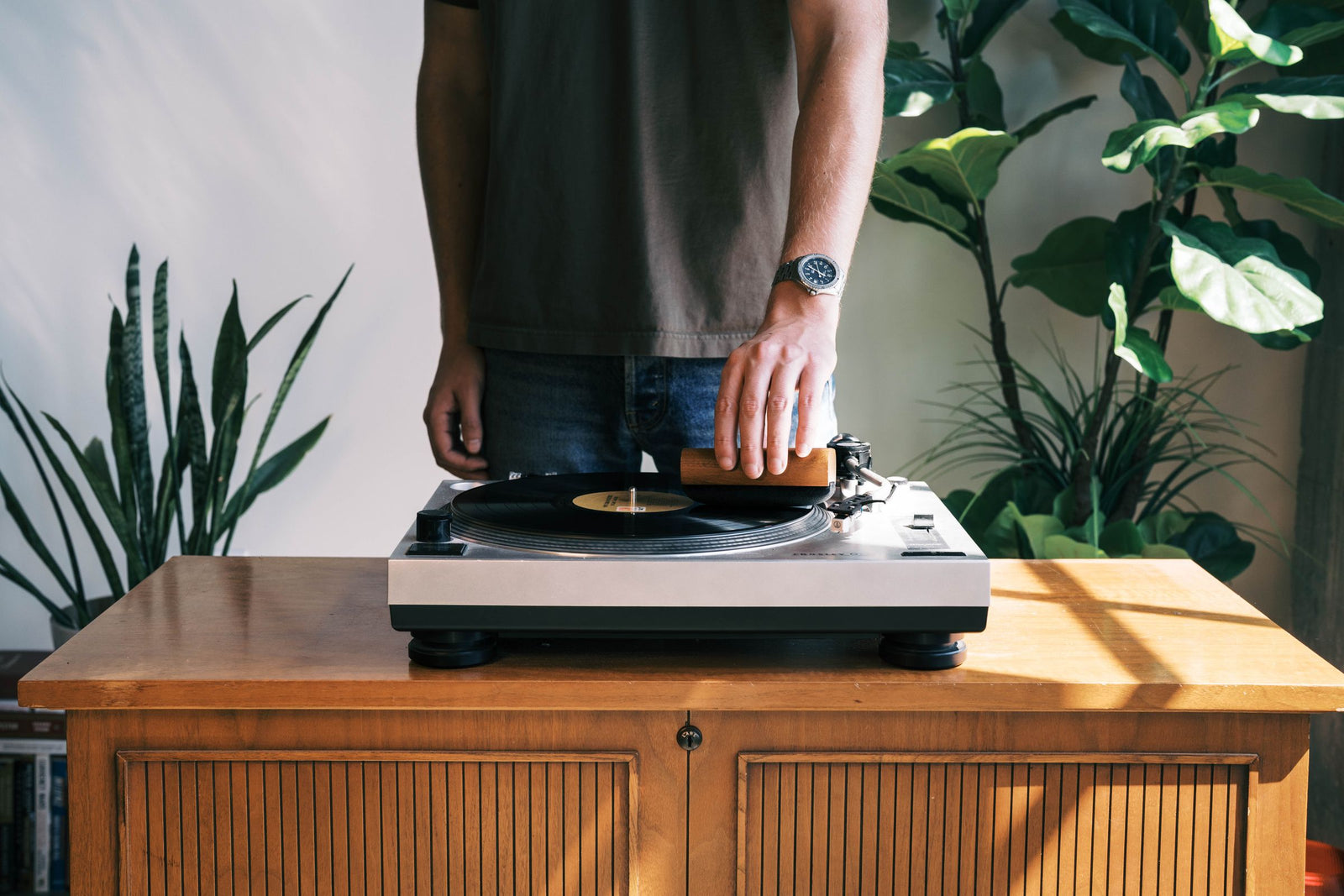 Cleaning a record on a turntable with the Vinyl Buddy velvet brush